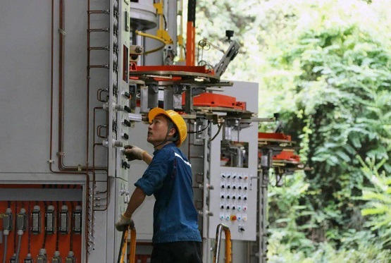 桂林橡機導(dǎo)柱式硫化機成市場“新寵” 桂林橡機導(dǎo)柱式硫化機成市場“新寵”