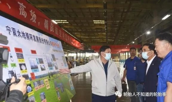 董事長魏彥輝向中科院院士介紹寧夏大地綠色發展的循環模式 董事長魏彥輝向中科院院士介紹寧夏大地綠色發展的循環模式
