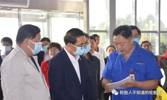 董事長魏彥輝向白春禮院士等專家介紹企業情況 董事長魏彥輝向白春禮院士等專家介紹企業情況