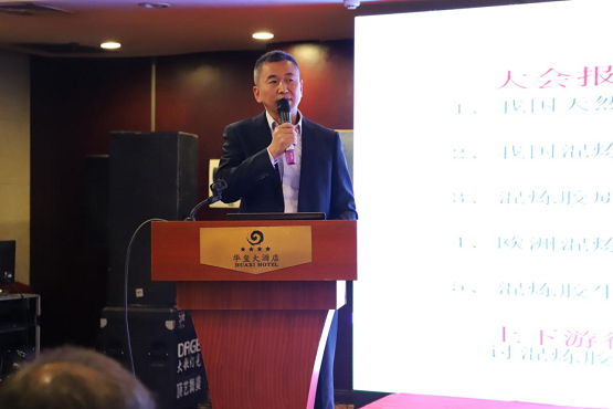 青島愛博爾管理咨詢有限公司總經理孫佩祝主持了討論會 青島愛博爾管理咨詢有限公司總經理孫佩祝主持了討論會