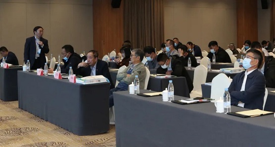 中國橡膠工業協會原會長/原化學工業部橡膠司副司長鞠洪振和北京橡膠工業研究設計院有限公司原副總工程師陳志宏 中國橡膠工業協會原會長/原化學工業部橡膠司副司長鞠洪振和北京橡膠工業研究設計院有限公司原副總工程師陳志宏