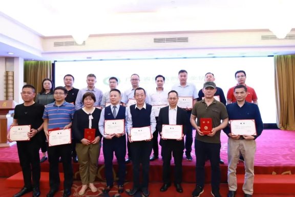 現場頒發牌匾和證書3 現場頒發牌匾和證書3