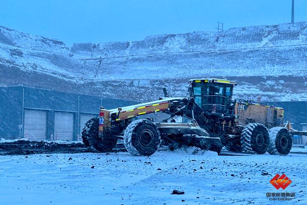 圖為平地機清理上煤生產道路積雪。