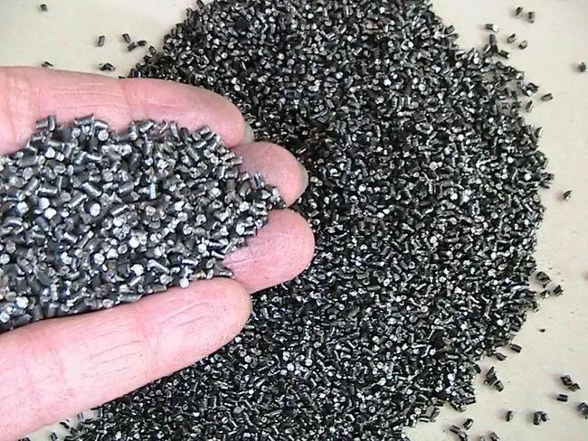 廢舊輪胎通過特殊處理，可以回收鋼絲、橡膠和炭黑