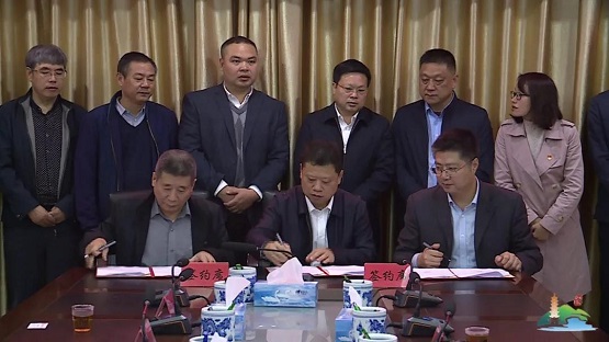 李群彪代表臨川區人民政府與撫州克林泰爾環保科技有限公司代表簽署了投資合作協議 李群彪代表臨川區人民政府與撫州克林泰爾環保科技有限公司代表簽署了投資合作協議