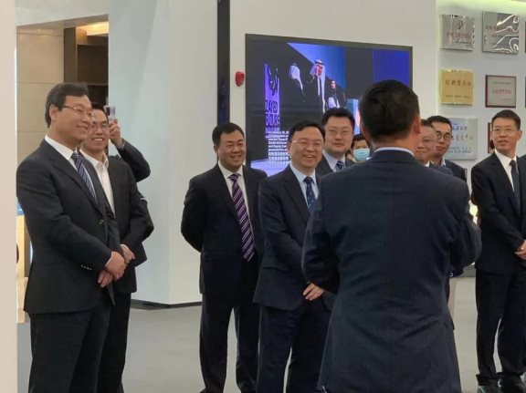 比亞迪董事長兼總裁王傳福攜玲瓏輪胎董事長、總裁王鋒等人參觀交流