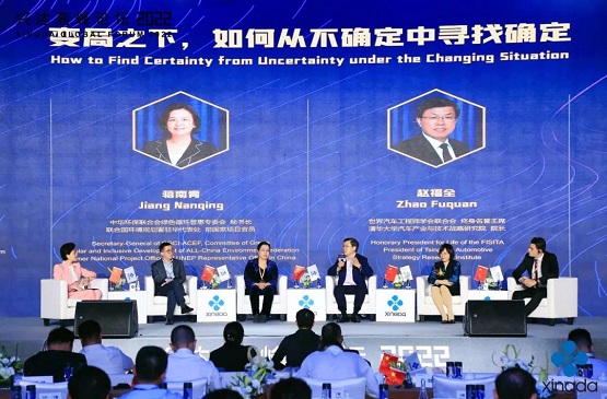 在論壇的訪談環節 在論壇的訪談環節