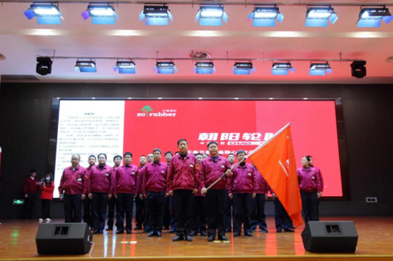 沈建農總經(jīng)理向各部門授旗2