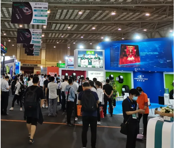 調研中專家組成員與企業有關人員開展座談