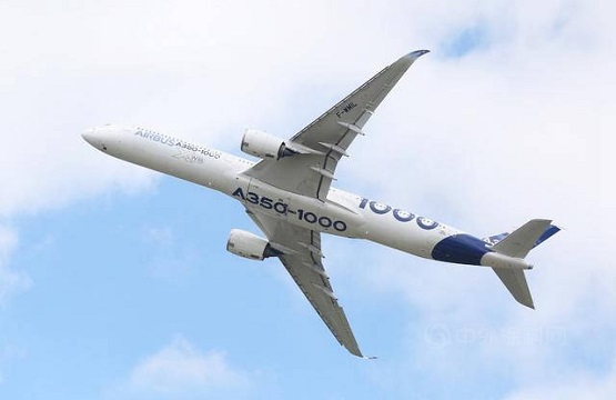 一架空客A350-1000飛機(jī)在進(jìn)行飛行表演 一架空客A350-1000飛機(jī)在進(jìn)行飛行表演