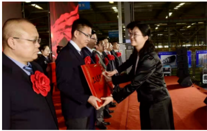 神州輪胎技術團隊全面促進科技成果轉化,圍繞國內外市場做好產品設計,把服務客戶,服務市場,以工匠精神對產品精益求精,促進了神州輪胎的高質量發展。 神州輪胎技術團隊全面促進科技成果轉化,圍繞國內外市場做好產品設計,把服務客戶,服務市場,以工匠精神對產品精益求精,促進了神州輪胎的高質量發展。