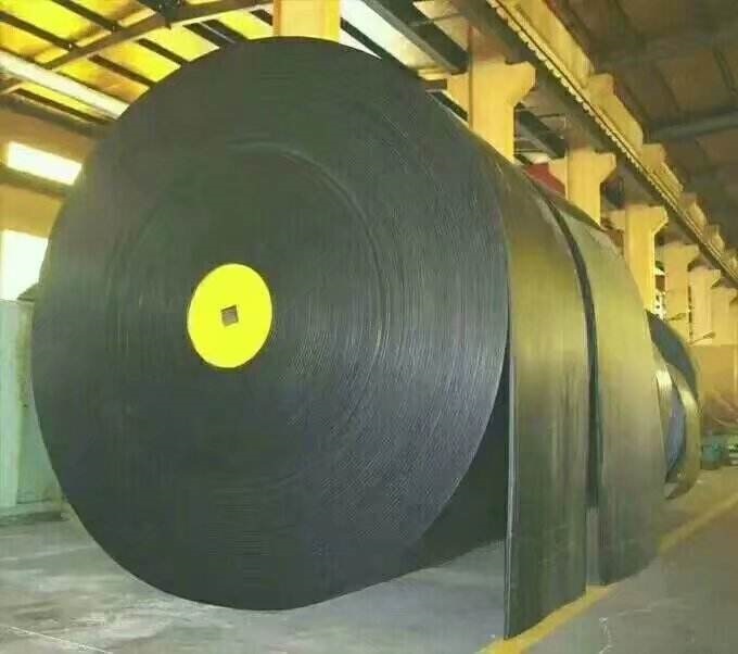 　輸送帶是橡膠和纖維、金屬復(fù)合制品，或塑料和織物復(fù)合制品