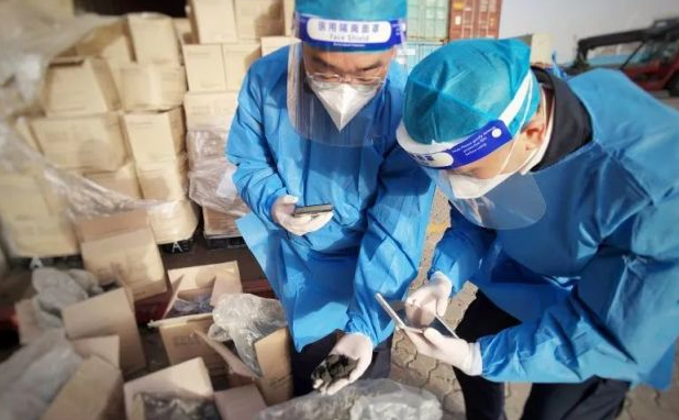 海關關員查獲禁止進口廢棄粉末涂料 海關關員查獲禁止進口廢棄粉末涂料