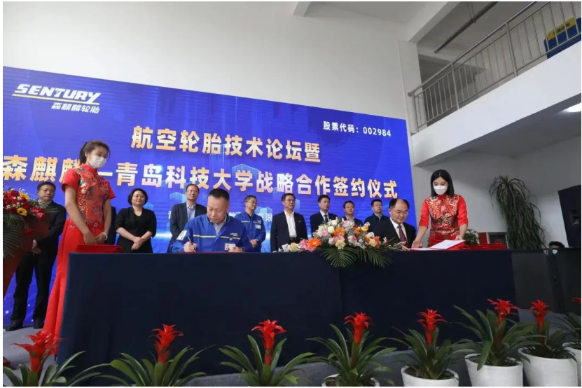 “國產大飛機航空胎用天然膠國產化替代技術”和“應對‘雙碳’重大需求-輪胎用全生命周期綠色可循環材料技術”等兩個項目的技術合作開發協議同時簽署。 “國產大飛機航空胎用天然膠國產化替代技術”和“應對‘雙碳’重大需求-輪胎用全生命周期綠色可循環材料技術”等兩個項目的技術合作開發協議同時簽署。