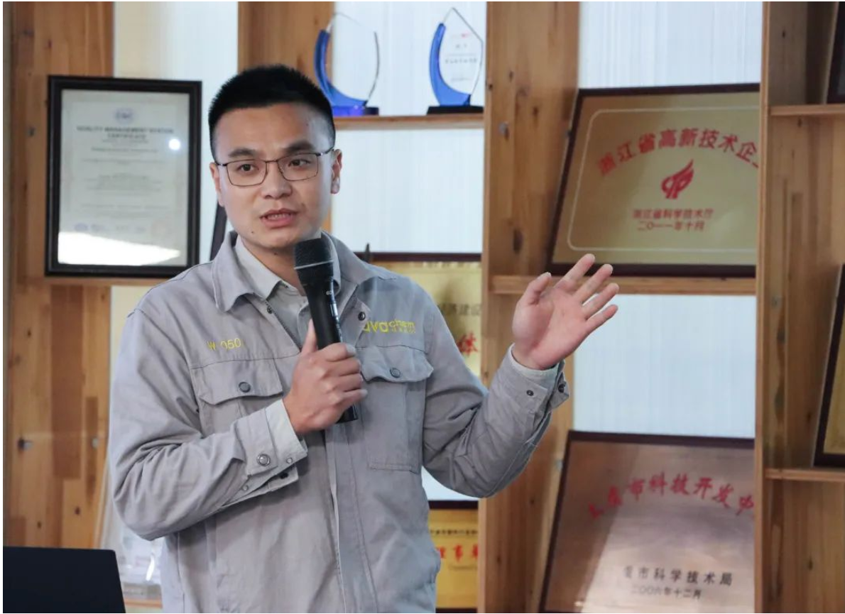 吳經理為大家介紹生產線情況