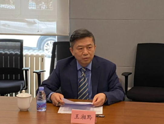 北京市飼料工業(yè)協(xié)會(huì)執(zhí)行會(huì)長(zhǎng)兼秘書長(zhǎng)王湘黔主持會(huì)議并宣讀秘書處組成 北京市飼料工業(yè)協(xié)會(huì)執(zhí)行會(huì)長(zhǎng)兼秘書長(zhǎng)王湘黔主持會(huì)議并宣讀秘書處組成
