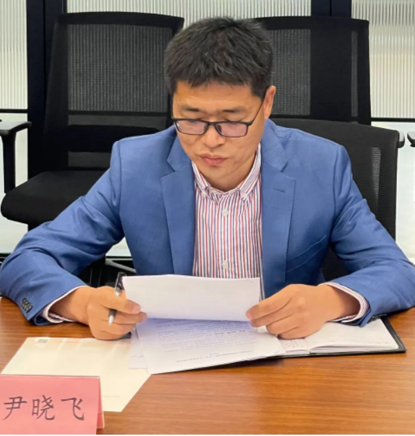 中國(guó)飼料工業(yè)協(xié)會(huì)會(huì)員發(fā)展部部長(zhǎng)尹曉飛匯報(bào)籌備組工作 中國(guó)飼料工業(yè)協(xié)會(huì)會(huì)員發(fā)展部部長(zhǎng)尹曉飛匯報(bào)籌備組工作