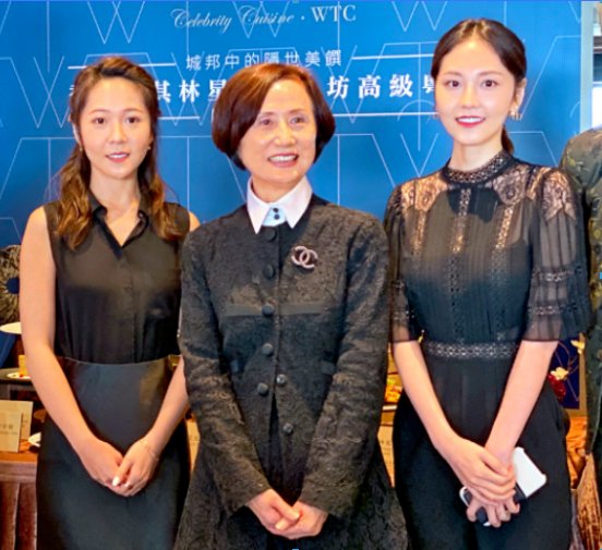 中間站立者為林君穎,右一為侯嘉騏 中間站立者為林君穎,右一為侯嘉騏