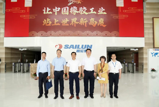 領導到訪國橡中心,鼓勵為青島市的高質量發展注入創新活力 領導到訪國橡中心,鼓勵為青島市的高質量發展注入創新活力
