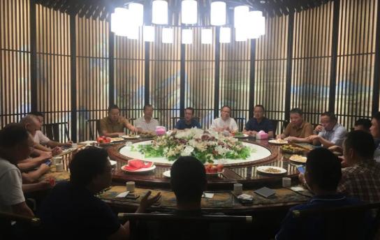 召開大中型飼料生產(chǎn)企業(yè)負(fù)責(zé)人座談會(huì)