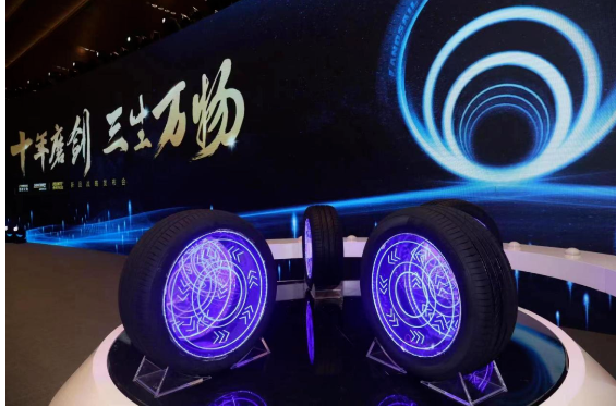 森麒麟輪胎成立之初,董事長(zhǎng)秦龍給企業(yè)定下的第一個(gè)十年目標(biāo),就是“先活下來(lái)”。 森麒麟輪胎成立之初,董事長(zhǎng)秦龍給企業(yè)定下的第一個(gè)十年目標(biāo),就是“先活下來(lái)”。