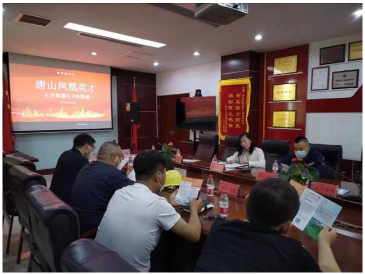 主辦單位向參會專家及企業(yè)發(fā)放了唐山市“鳳凰英才”人才政策3.0升級版宣傳資料并進行了詳細(xì)介紹,聘請的參會專家為人才政策宣傳員,在專業(yè)領(lǐng)域廣泛宣傳“鳳凰英才”人才政策,吸引優(yōu)秀人才來古冶就業(yè)創(chuàng)業(yè),引導(dǎo)企業(yè)抓住機遇、用好政策,不斷提升科技平臺創(chuàng)新水平,加大人才招引力度。 主辦單位向參會專家及企業(yè)發(fā)放了唐山市“鳳凰英才”人才政策3.0升級版宣傳資料并進行了詳細(xì)介紹,聘請的參會專家為人才政策宣傳員,在專業(yè)領(lǐng)域廣泛宣傳“鳳凰英才”人才政策,吸引優(yōu)秀人才來古冶就業(yè)創(chuàng)業(yè),引導(dǎo)企業(yè)抓住機遇、用好政策,不斷提升科技平臺創(chuàng)新水平,加大人才招引力度。