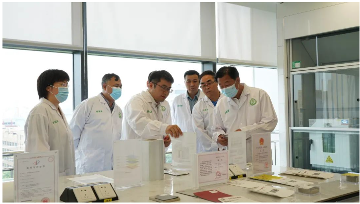 考察組一行深入東方雨虹特種功能防水材料國家重點實驗室參觀考察 考察組一行深入東方雨虹特種功能防水材料國家重點實驗室參觀考察