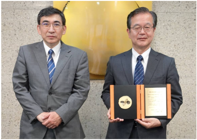 日座操從日本橡膠協會主席斎藤拓(東京農業和技術大學教授)(左)手中接過表彰獎牌