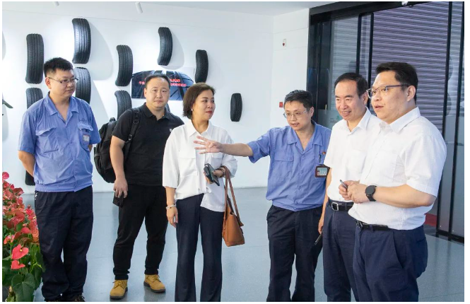中策橡膠儲運部經理袁俊等陪同中國物流與采購聯合會領導參觀了中策展廳以及中策未來工廠 中策橡膠儲運部經理袁俊等陪同中國物流與采購聯合會領導參觀了中策展廳以及中策未來工廠
