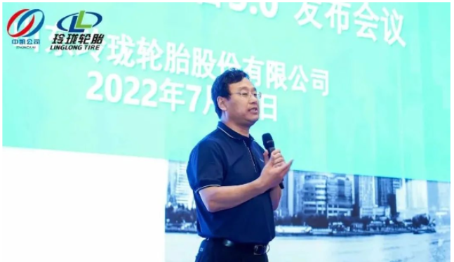 王鋒現(xiàn)場分享了玲瓏輪胎的發(fā)展成果，同與會代表共商“廠商店”融合發(fā)展新舉措、新方式。《中國橡膠》雜志了解到，玲瓏輪胎與中凱的合作由來已久。