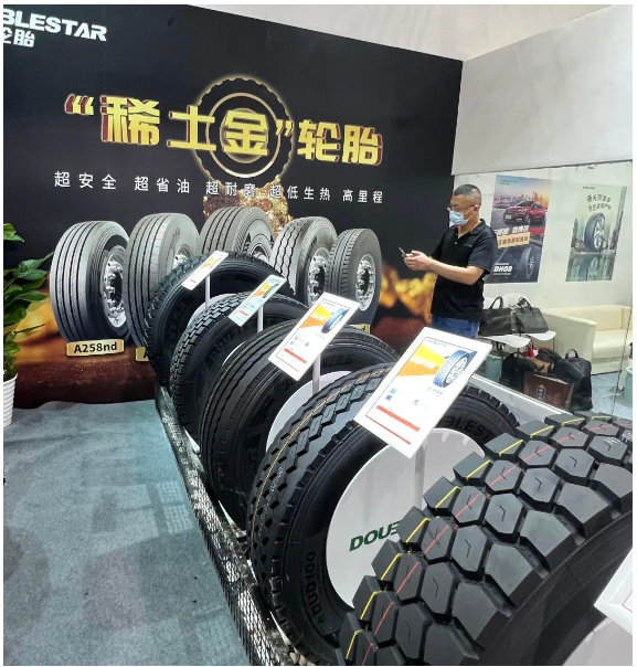 超耐磨,F(xiàn)ZW技術(shù)及超耐磨配方應(yīng)用,減少輪胎變形量,接地更均勻,實(shí)現(xiàn)輪胎超耐磨; 超耐磨,F(xiàn)ZW技術(shù)及超耐磨配方應(yīng)用,減少輪胎變形量,接地更均勻,實(shí)現(xiàn)輪胎超耐磨;