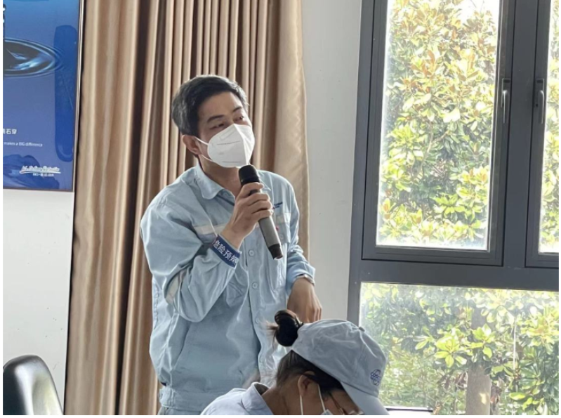 研發部工程師針對集裝箱水性涂料的生產工藝及質量控制要點進行了講解 研發部工程師針對集裝箱水性涂料的生產工藝及質量控制要點進行了講解