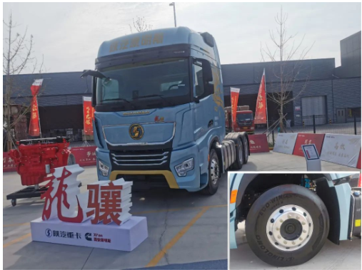 陜汽重卡和西安康明斯發布的龍驤6×4牽引車,就提出了解決這一問題創新解決的方案。 陜汽重卡和西安康明斯發布的龍驤6×4牽引車,就提出了解決這一問題創新解決的方案。