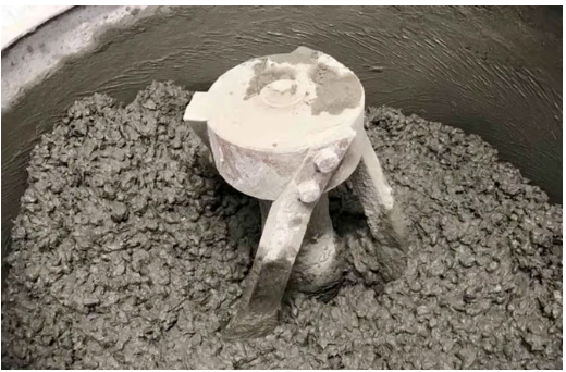 混凝土由3部分組成:水,將所有東西結合在一起的水泥,以及沙子或礫石等骨料。 混凝土由3部分組成:水,將所有東西結合在一起的水泥,以及沙子或礫石等骨料。