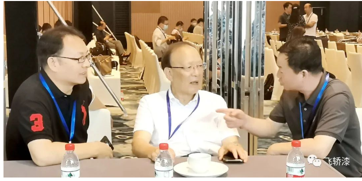 　圍繞參與浙江新材料科創高地建設和打造飛轎漆高端技術品牌，寧波涂協副會長單位浙江尚品飛轎制漆有限公司創始人薛瑞宣向薛群基匯報了飛轎漆最新科研應用成果“石墨烯金鋼水漆”，不僅實現“鋼”上零碳，還為鋼鐵穿上了“金鋼衣”，并邀請薛群基院士下步到訪飛轎公司進行現場參觀指導。