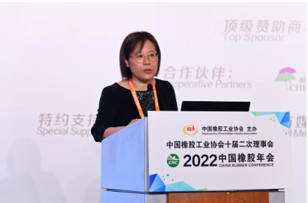 　徐文英在致辭中表示，協會的一項重要工作，就是搭建一個好的平臺，來讓大家相互的認識，相互的溝通，這次會議邀請到了許多重量級嘉賓，要在兩天分六大板塊進行知識分享。相信通過協會搭建的平臺，大家都能收獲滿滿，希望各位每一天都活在幸福中，不要害怕困難，因為信心比黃金還重要。