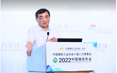 中國橡膠工業協會高級副會長、中策橡膠集團股份有限公司董事長沈金榮，深度分析了2022年中國橡膠行業形勢，并就行業面臨的難點、熱點問題向與會者分享自己的觀點。