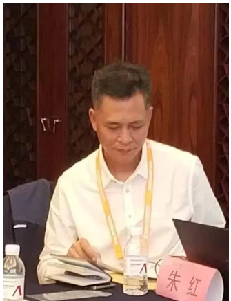 中橡協副秘書長、技經委主任朱紅受邀，在會議上作了《 “雙碳”政策對輪胎行業發展影響及對策》的報告。朱紅圍繞中國碳排放現狀以及相關政策，實現碳達峰的路徑及應對措施等方面，進行了解讀和分享，并就企業提出的問題做了現場答疑。