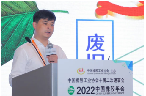 南京綠金人橡塑高科有限公司總經理史金煒作了《廢輪胎綠色資源化再利用技術研發及其產業化》的報告。