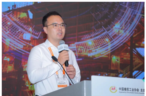 無錫寶通科技股份有限公司創新中心總監孟陽作了《“雙碳”背景下輸送帶領域的綠色智能化轉型發展》的報告。