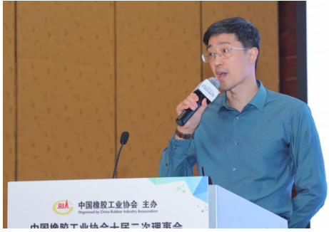 　歐勵隆(中國)投資有限公司技術市場經理吳昊作了《綠色環保炭黑的研究進展》的報告。