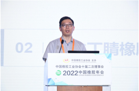    青島科技大學高分子學院教授、山東省烯烴催化與聚合重點實驗室副主任王輝，分享了高性能特種橡膠“氫化丁腈橡膠”的關鍵核心技術突破與產(chǎn)業(yè)化應用相關內容。