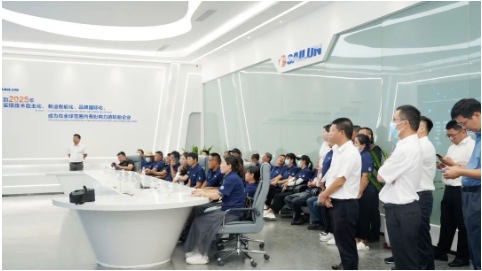 卡客車輪胎智能制造示范線是國內卡客車輪胎最先進的生產示范線,車間配備最先進的卡客車輪胎智能成型機、全自動胎胚立體庫、智能物流線、無人硫化機,能夠有效降低生產成本、提高生產效率。 卡客車輪胎智能制造示范線是國內卡客車輪胎最先進的生產示范線,車間配備最先進的卡客車輪胎智能成型機、全自動胎胚立體庫、智能物流線、無人硫化機,能夠有效降低生產成本、提高生產效率。