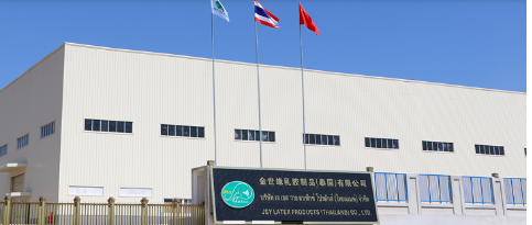 　金世緣踐行“一帶一路”倡議，積極“走出去”全球化布局，在原料來源地泰國羅勇府建設了占地4.5萬多平方米的生產基地。