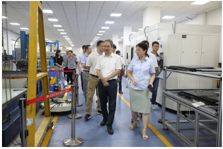 　陳善福副局長一行主要參觀了建新試驗中心(國家級實驗室)，實地了解建新各類先進試驗設備、試驗要求及研發試驗驗證的情況，包括密封條開關門疲勞玻璃升降試驗、金屬表面防腐蝕交變試驗、減振件的疲勞耐久試驗、NVH試驗等試驗設備。