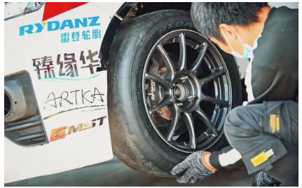 面對國內輪胎市場份額急劇下跌的危機，多路馳項目負責人魏學東轉變工廠銷售思路，增強和國外客戶的交流，將銷售分攤到外貿出口上，3月外貿輪胎銷售業績為7萬條，7月已經達到了11.8萬多條，順利實現了二季度扭虧為盈。