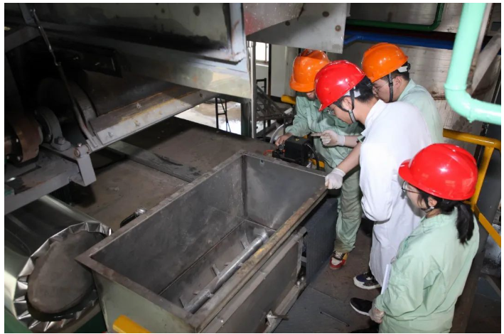 華源顏料中試車間升級改造項目于今年4月份開始實施,歷時5個月完成改造。原有中試車間月處理能力只有1噸左右,隨著產品應用領域拓展與客戶對產品穩定性的要求不斷提高,新產品研發的持續推進,中試車間改造正當其時。改造后的中試車間月處理能力可達20噸,可滿足多種產品多種性能的測試。 華源顏料中試車間升級改造項目于今年4月份開始實施,歷時5個月完成改造。原有中試車間月處理能力只有1噸左右,隨著產品應用領域拓展與客戶對產品穩定性的要求不斷提高,新產品研發的持續推進,中試車間改造正當其時。改造后的中試車間月處理能力可達20噸,可滿足多種產品多種性能的測試。