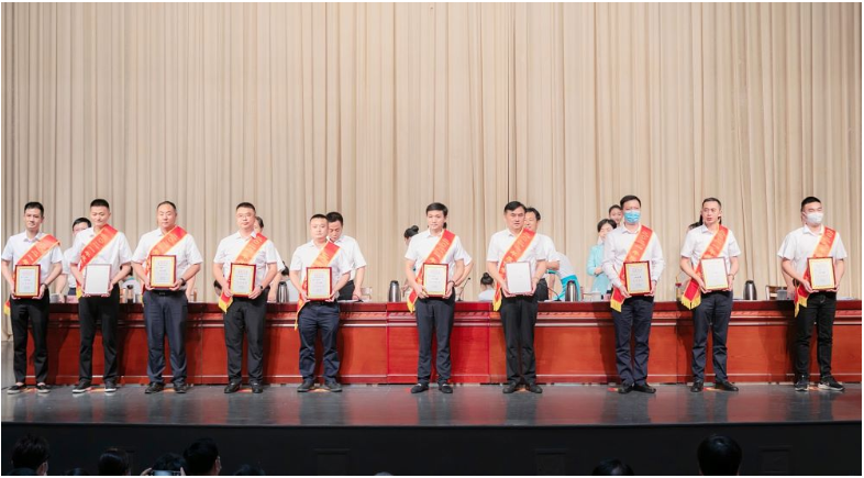 以此為契機，岳陽東方雨虹將以“篤行者”的姿態(tài)擔(dān)當(dāng)使命、勇立潮頭;以“攀登者”的姿態(tài)擁抱時代、勇創(chuàng)高峰;以“引領(lǐng)者”的姿態(tài)堅守正道、勇當(dāng)標(biāo)桿;以“奉獻(xiàn)者”的姿態(tài)回報社會、勇?lián)?zé)任