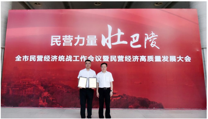 這場岳陽民營經(jīng)濟(jì)界的“奧斯卡盛典”評選依據(jù)包括企業(yè)創(chuàng)新能力強、管理水平高、企業(yè)信用好、社會貢獻(xiàn)大，以及民營企業(yè)家勤奮創(chuàng)業(yè)、誠信守法、真誠奉獻(xiàn)等。