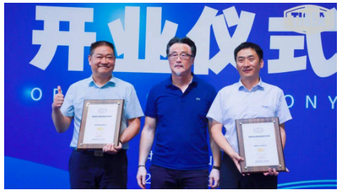 老虎新材料在中國市場,完成了在江蘇太倉、廣東清遠(yuǎn)、成都眉山的基地布局,而且駱飆不只是大中華區(qū)的CEO,還兼著這三個生產(chǎn)基地的總經(jīng)理。 老虎新材料在中國市場,完成了在江蘇太倉、廣東清遠(yuǎn)、成都眉山的基地布局,而且駱飆不只是大中華區(qū)的CEO,還兼著這三個生產(chǎn)基地的總經(jīng)理。